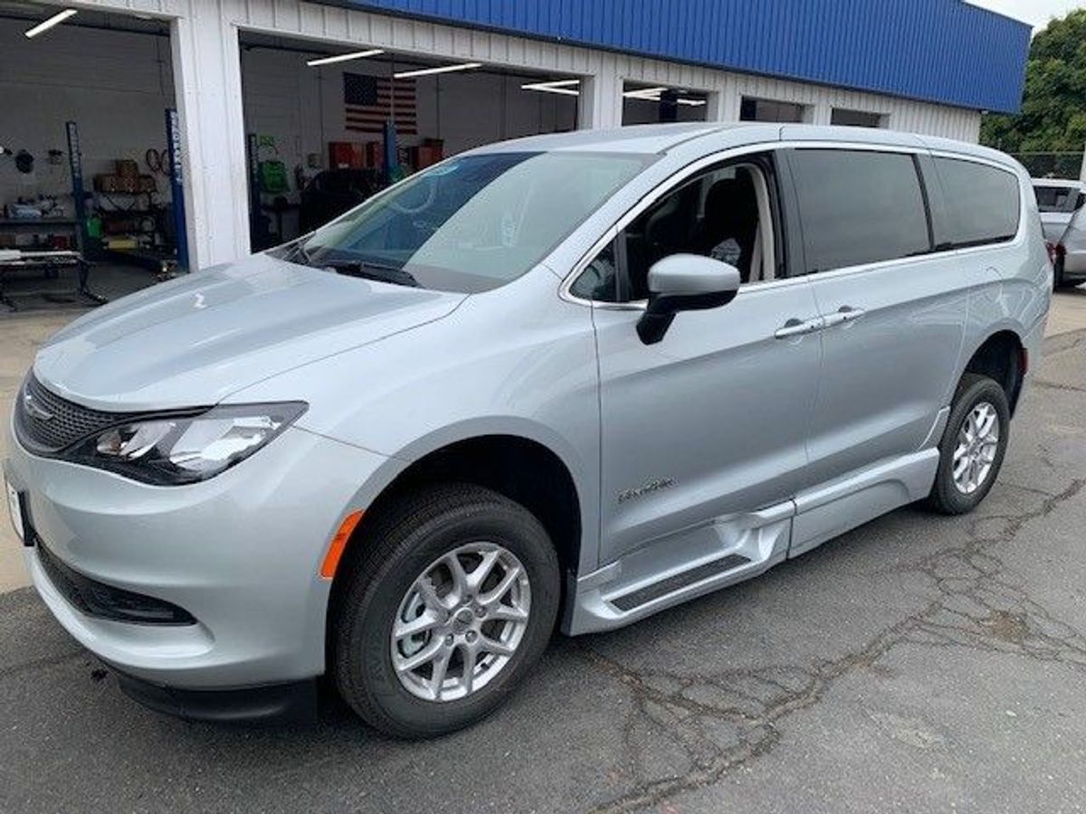 2023 CHRYSLER VOYAGER - Image 1