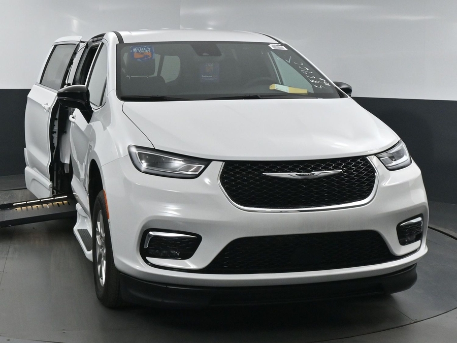 New 2025 Chrysler Pacifica Select Safety - BraunAbility Side Entry Entry Fold Out Automatic Ramp
