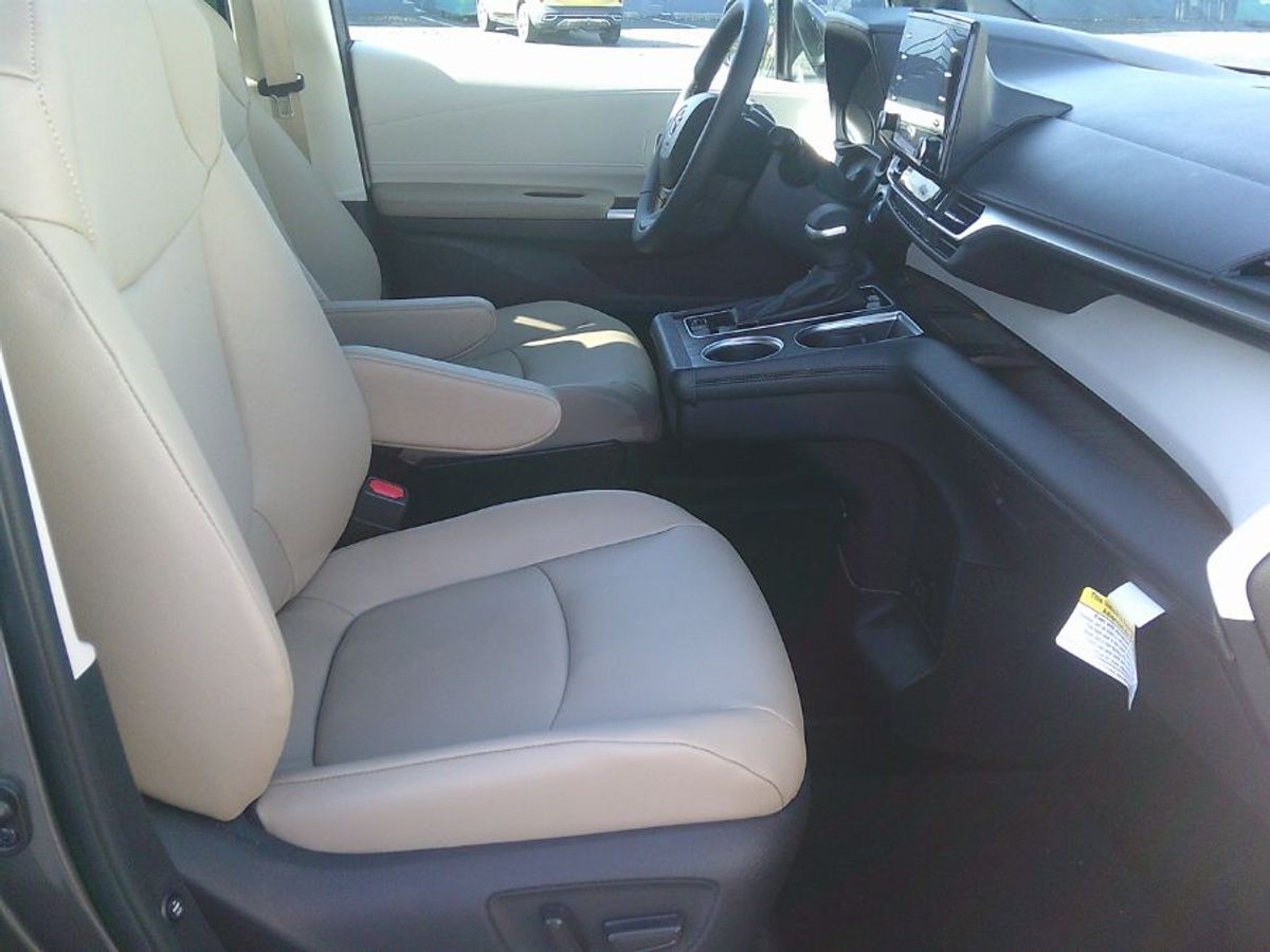 Grey Toyota Sienna image number 5