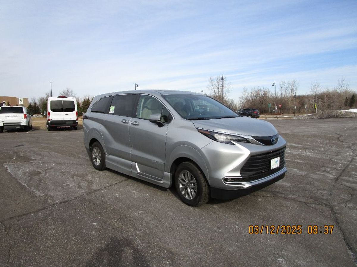 2024 TOYOTA SIENNA - Image 3