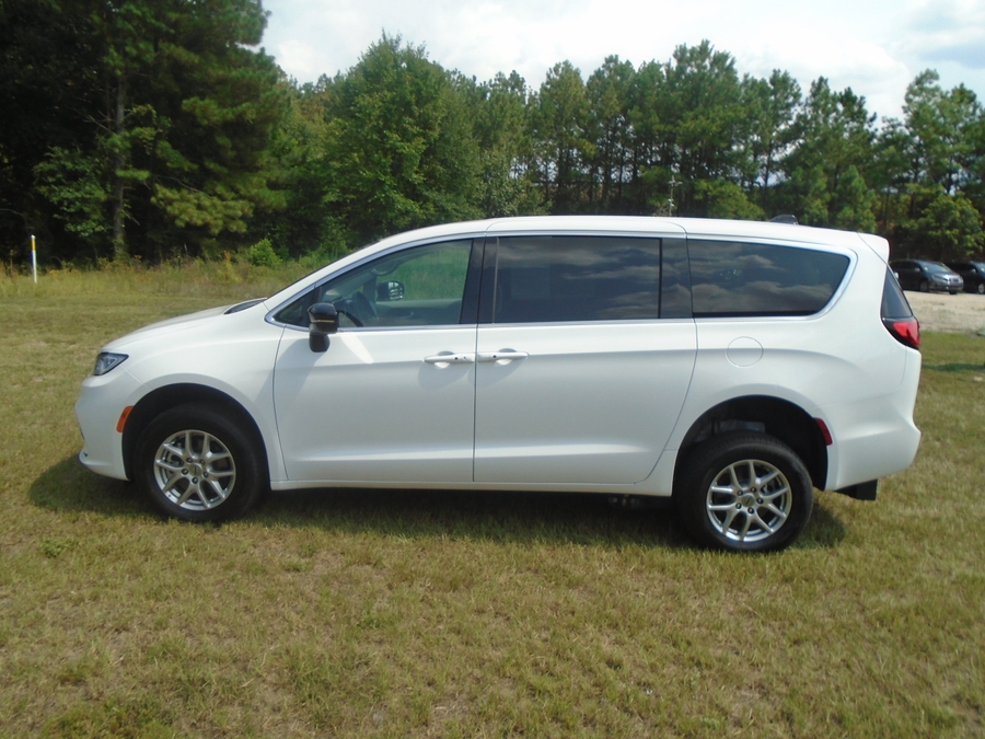 White Chrysler Pacifica image number 10