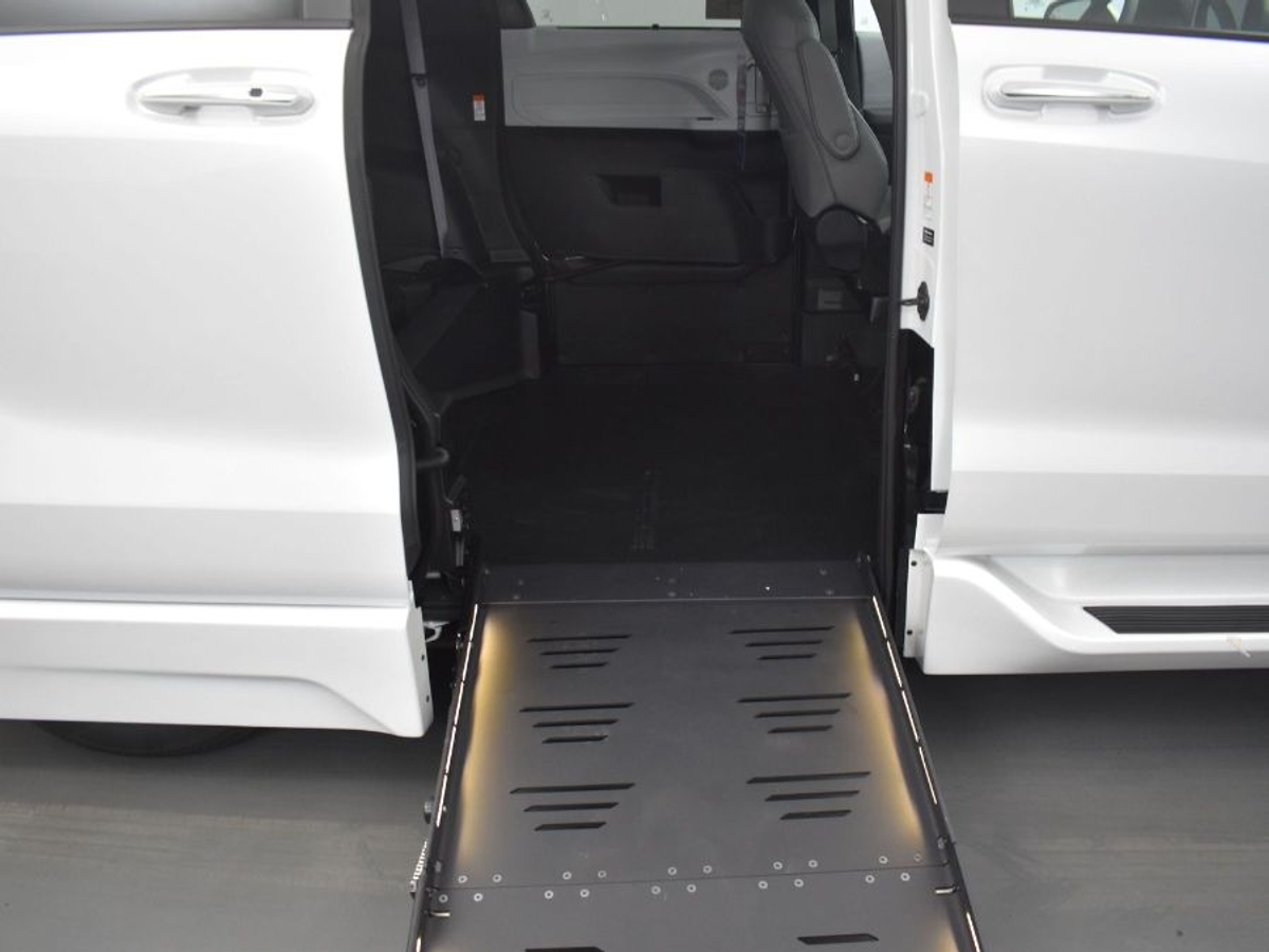 White Toyota Sienna image number 11