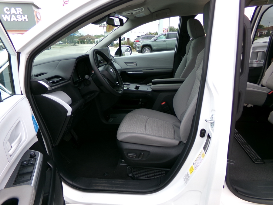 White Toyota Sienna image number 4