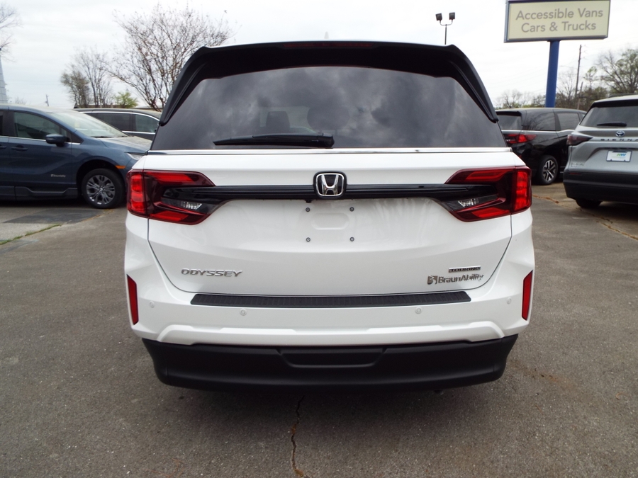 White Honda Odyssey image number 5