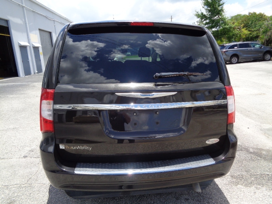 Used 2014 Chrysler Town and Country Touring - BraunAbility Side Entry Entry Fold Out Automatic Ramp