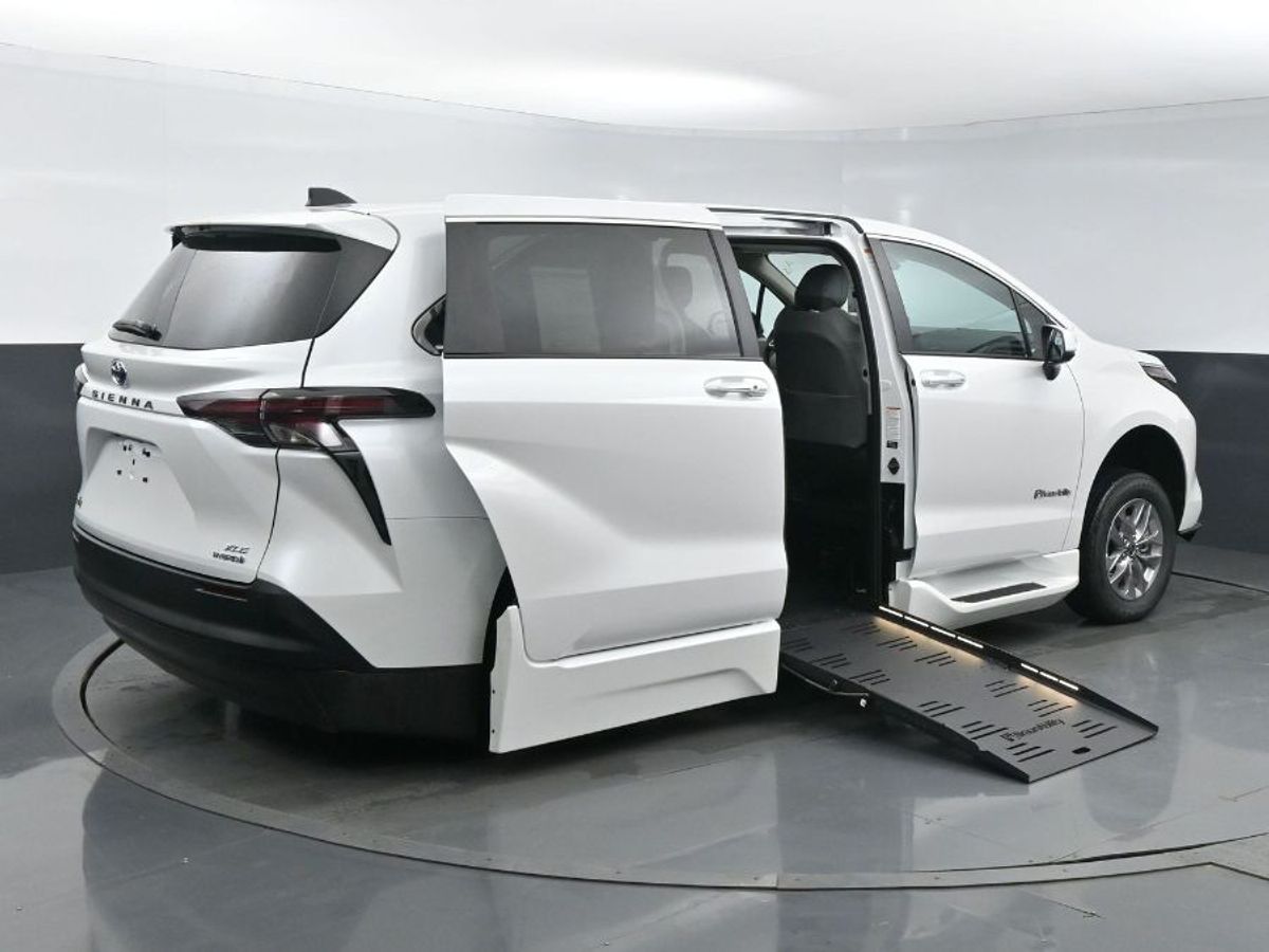 White Toyota Sienna image number 23