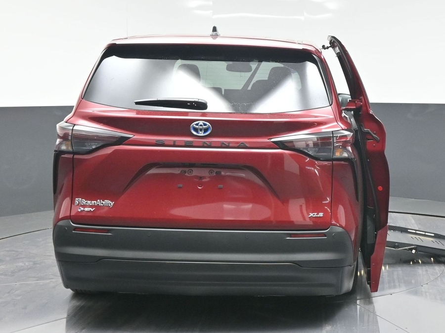 New 2025 Toyota Sienna Hybrid XLE Base - BraunAbility Side Entry Entry Fold Out Automatic Ramp