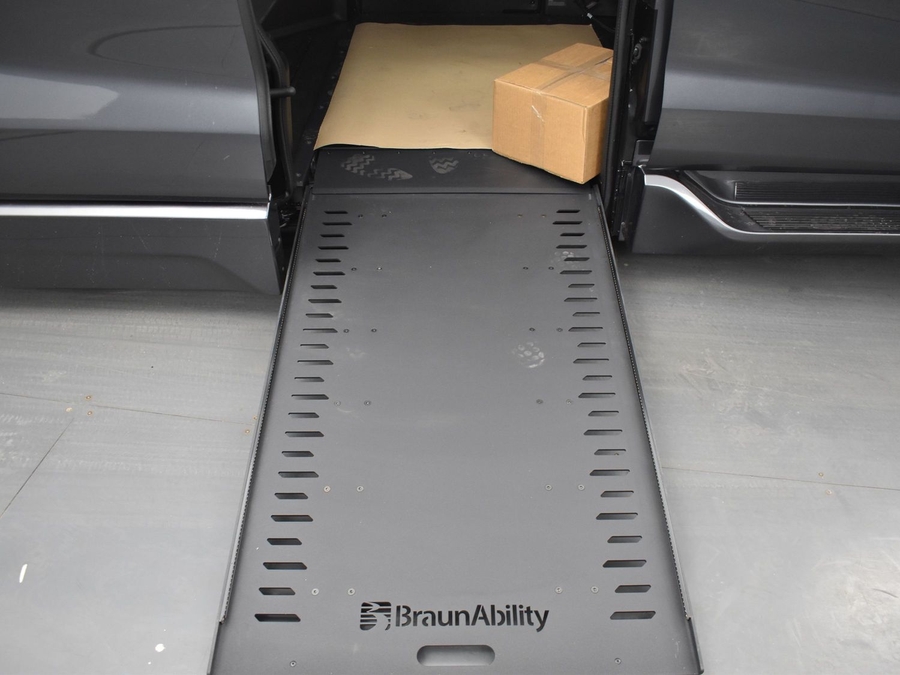 New 2025 Toyota Sienna Hybrid XLE Base - BraunAbility Side Entry Entry In Floor Automatic Ramp