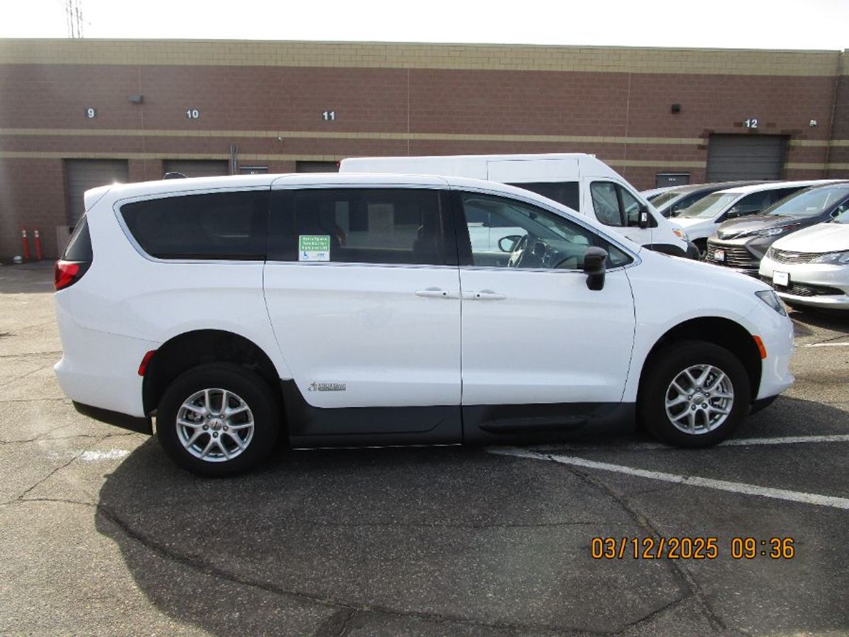 White Chrysler Voyager image number 9