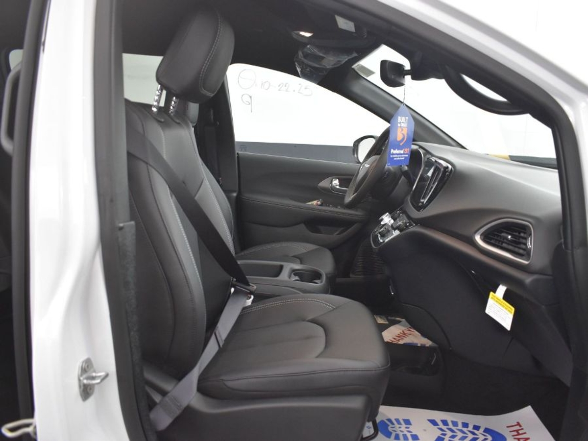 2025 CHRYSLER VOYAGER - Image 9