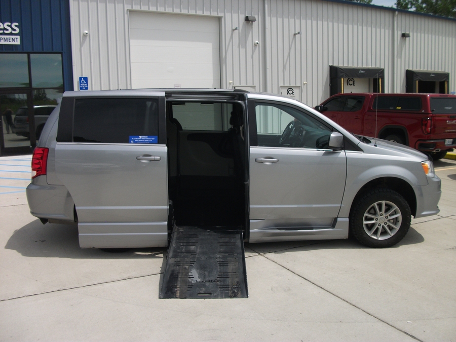 Used 2019 Dodge Grand Caravan SXT - BraunAbility Side Entry Entry Fold Out Automatic Ramp