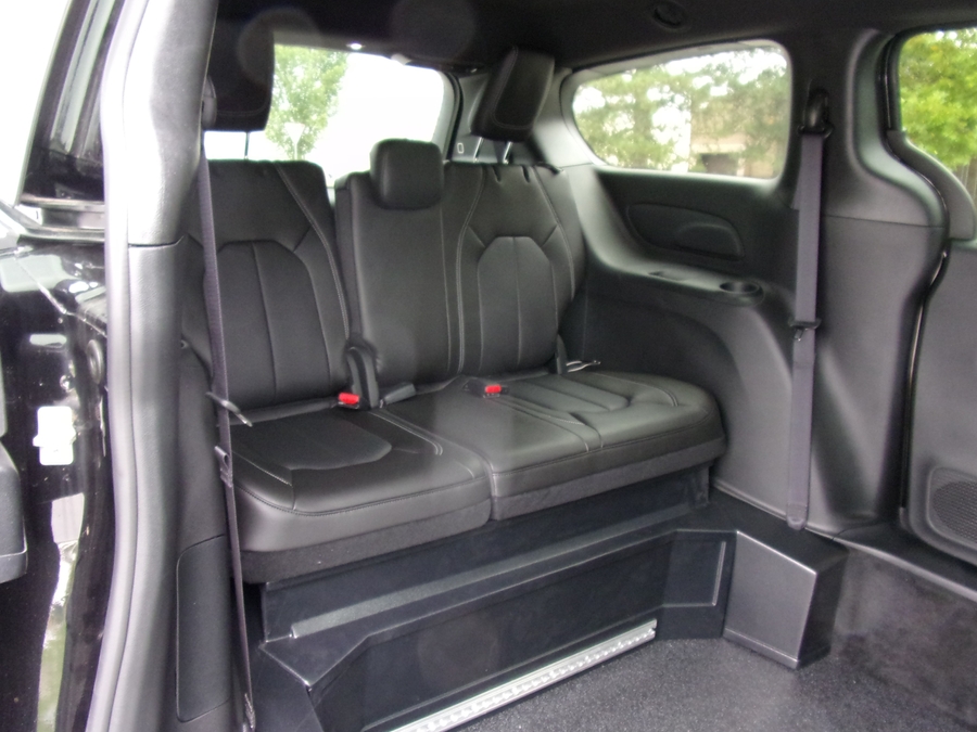 Black Chrysler Voyager image number 15