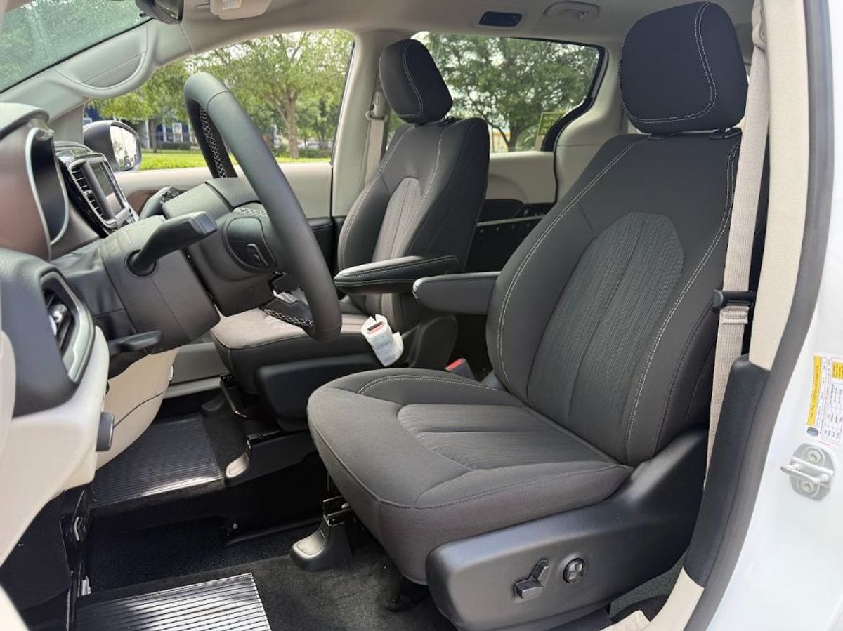 2024 CHRYSLER VOYAGER - Image 9