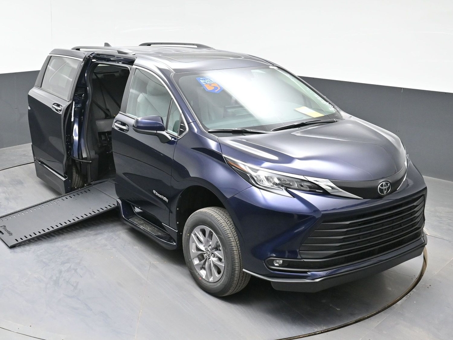 Blue Toyota Sienna image number 21