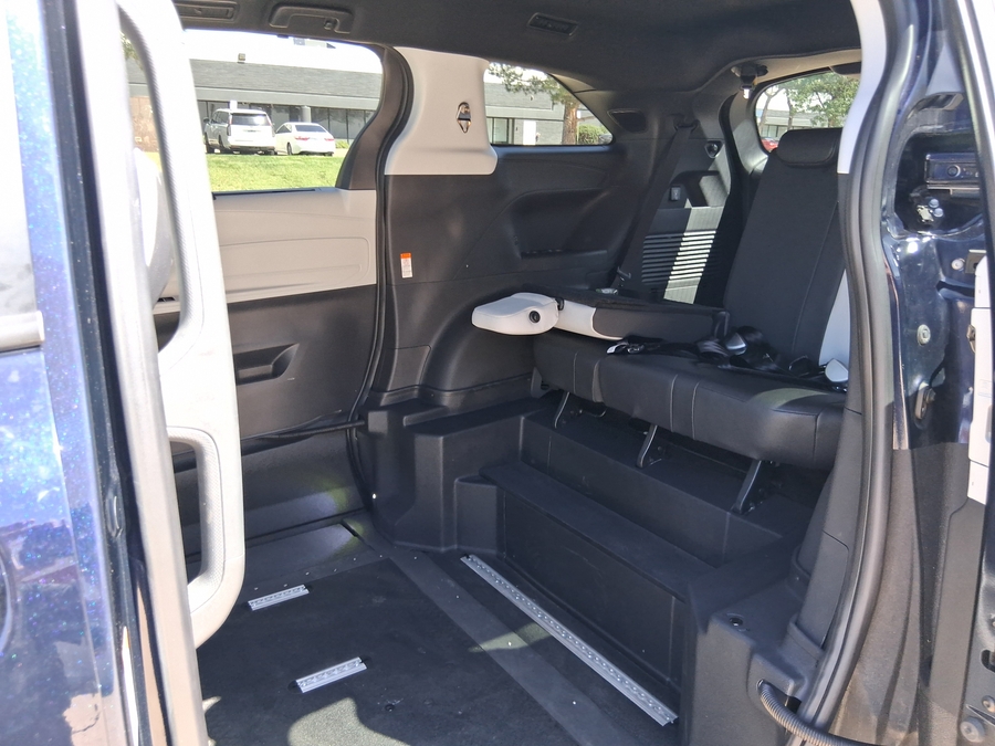 Blue Toyota Sienna image number 16