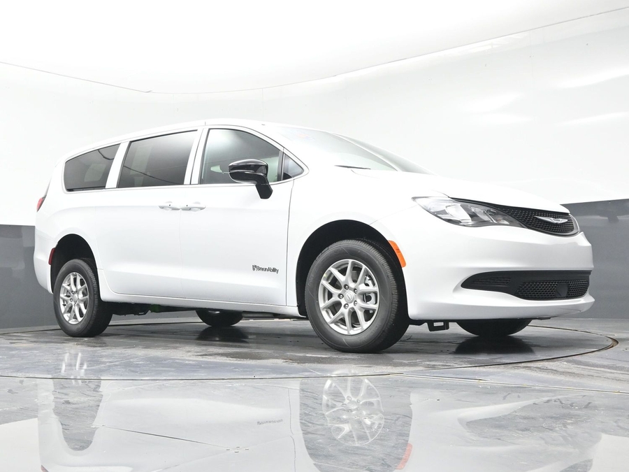 White Chrysler Voyager image number 17