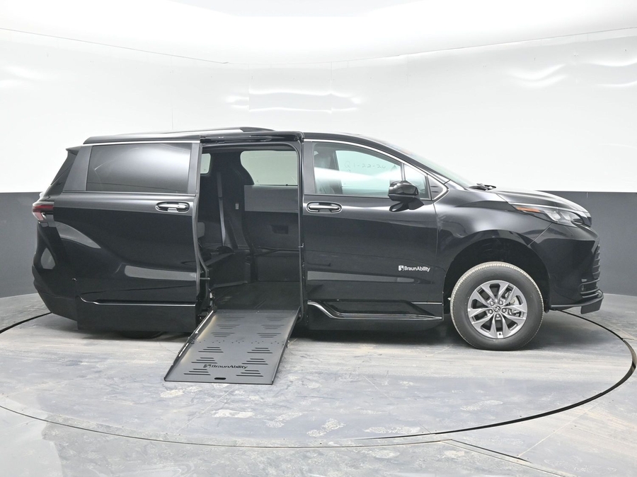 Black Toyota Sienna image number 7