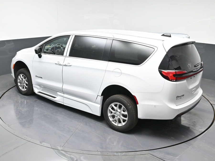New 2025 Chrysler Pacifica Select Safety - BraunAbility Side Entry Entry In Floor Automatic Ramp