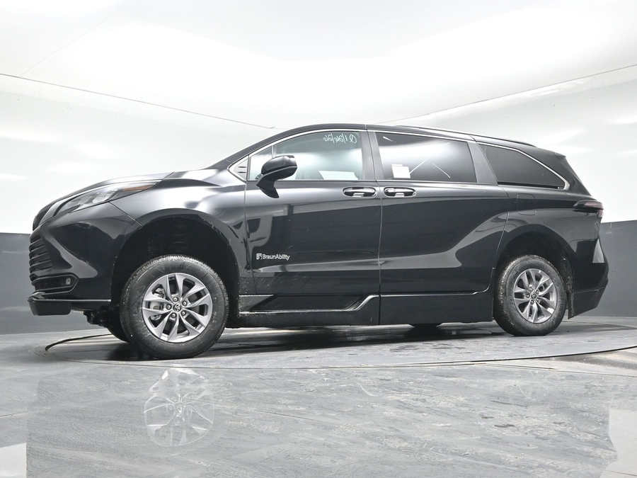 Black Toyota Sienna image number 19