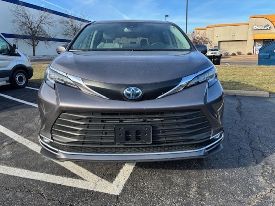 Used 2021 Toyota Sienna Hybrid XLE - BraunAbility Side Entry Entry Fold Out Automatic Ramp