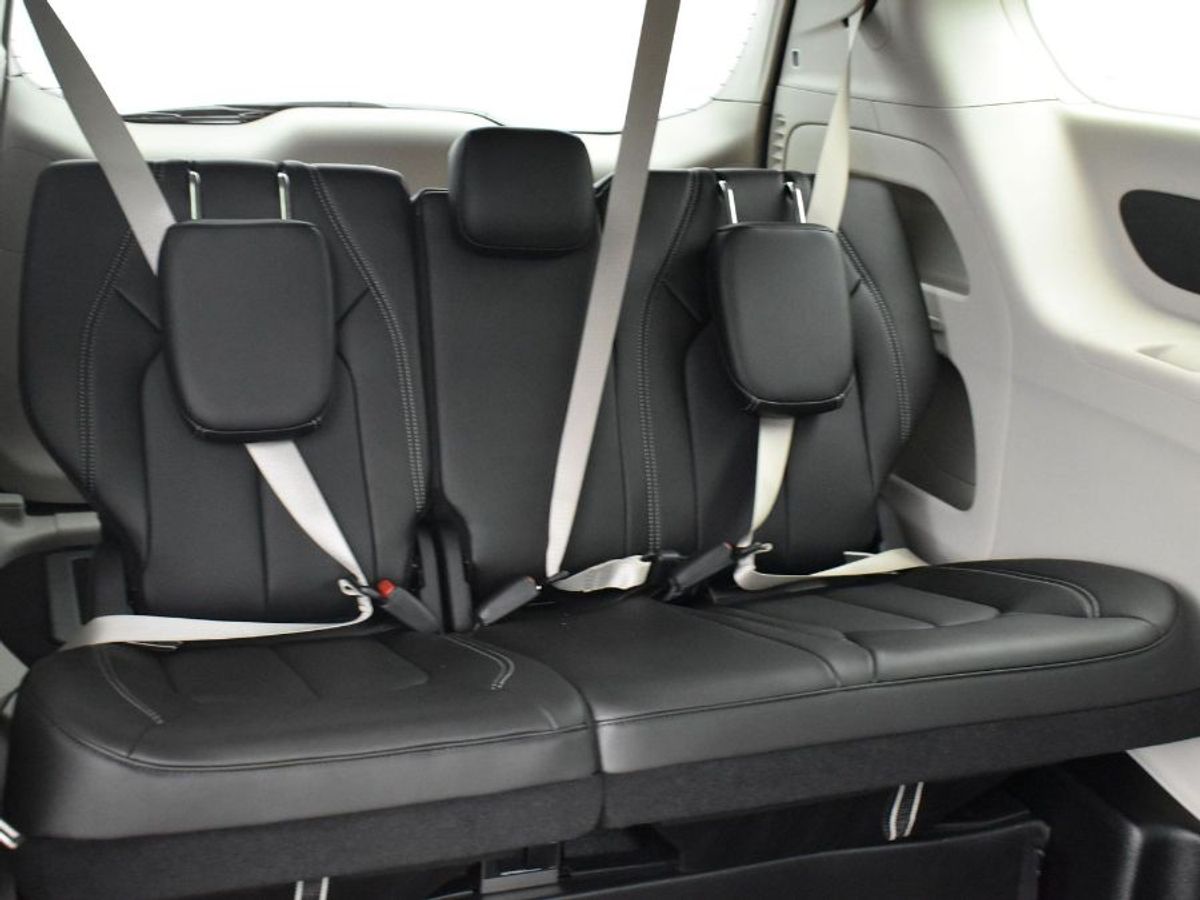 Silver Chrysler Pacifica image number 3