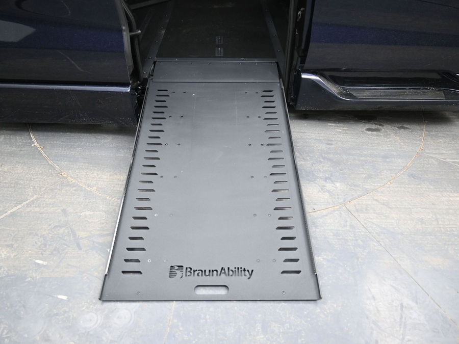 New 2026 Toyota Sienna Hybrid XLE Base - BraunAbility Side Entry In Floor Automatic Ramp