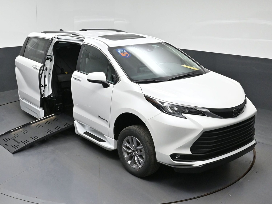 New 2026 Toyota Sienna Hybrid XLE Base - BraunAbility Side Entry Fold Out Automatic Ramp
