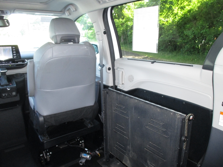 White Toyota Sienna image number 13