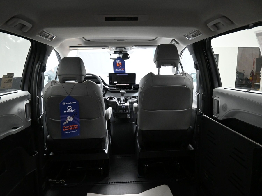 Grey Toyota Sienna image number 14