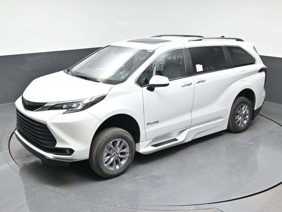 White Toyota Sienna image number 22