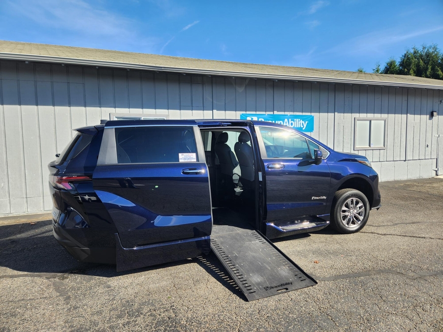 Used 2023 Toyota Sienna Hybrid XLE - BraunAbility Side Entry In Floor Automatic Ramp