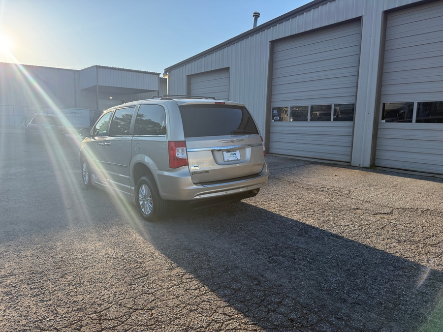  Chrysler Town and Country image number 11