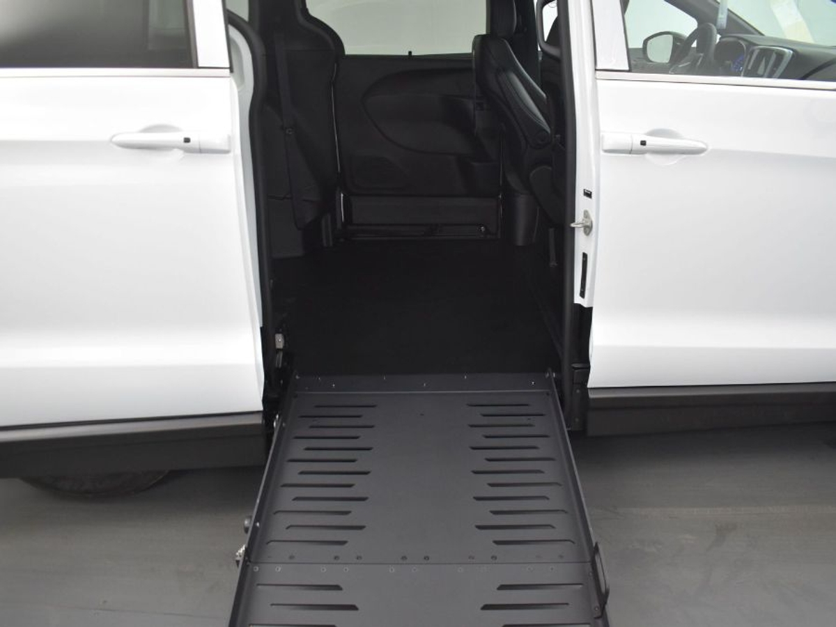 2025 CHRYSLER VOYAGER - Image 12