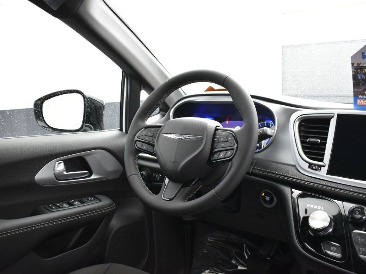 2024 Chrysler Pacifica Touring - Photo 7