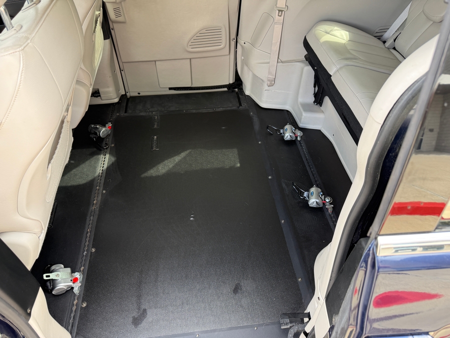 Blue Chrysler Pacifica image number 12