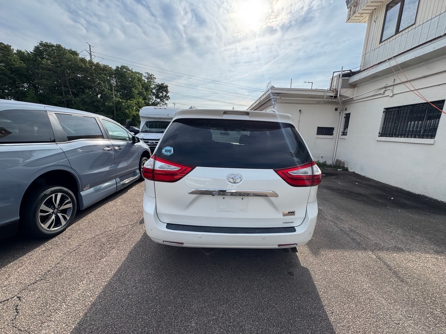 White Toyota Sienna image number 8