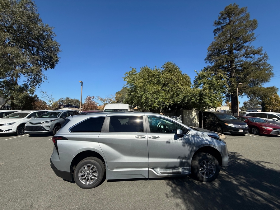 Used 2025 Toyota Sienna Hybrid XLE Plus - BraunAbility Side Entry In Floor Automatic Ramp