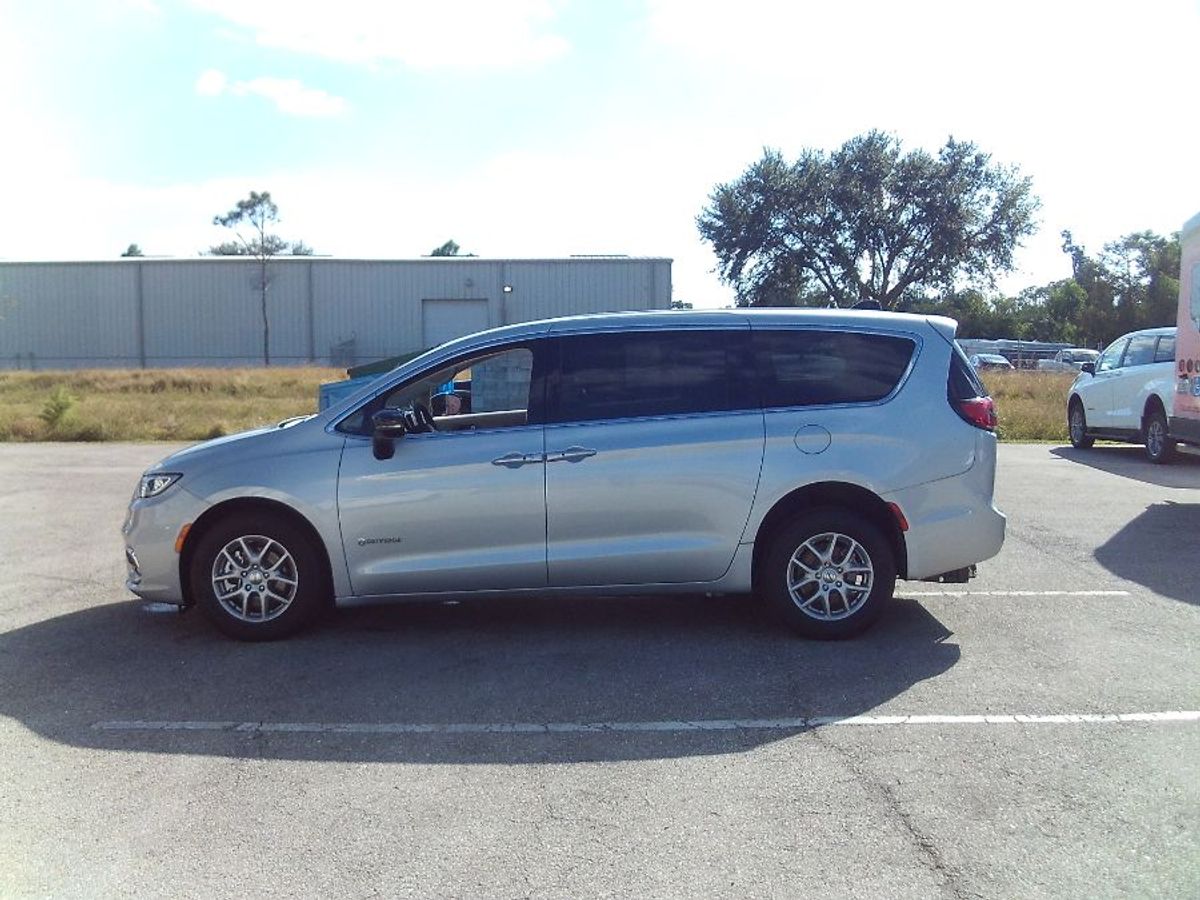 2024 CHRYSLER PACIFICA - Image 4