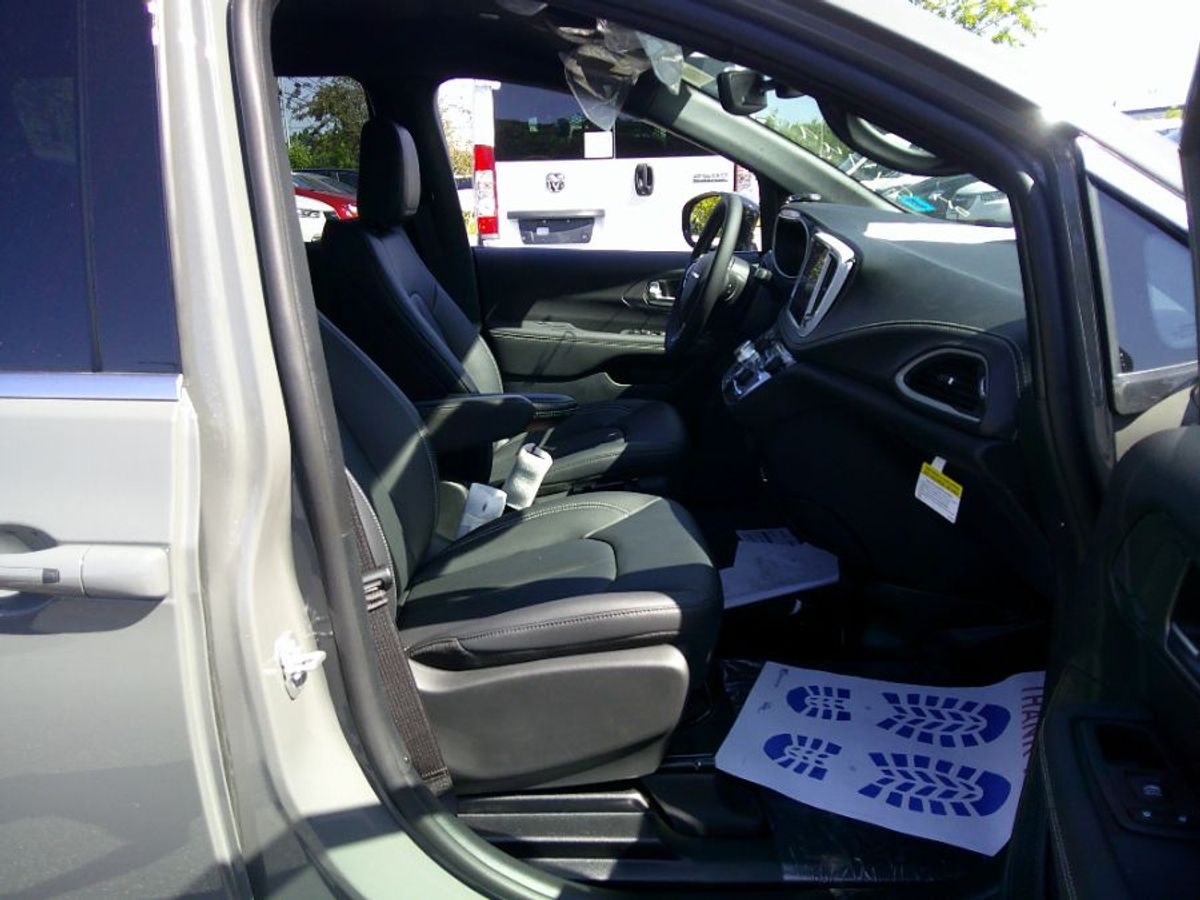 Grey Chrysler Pacifica image number 19