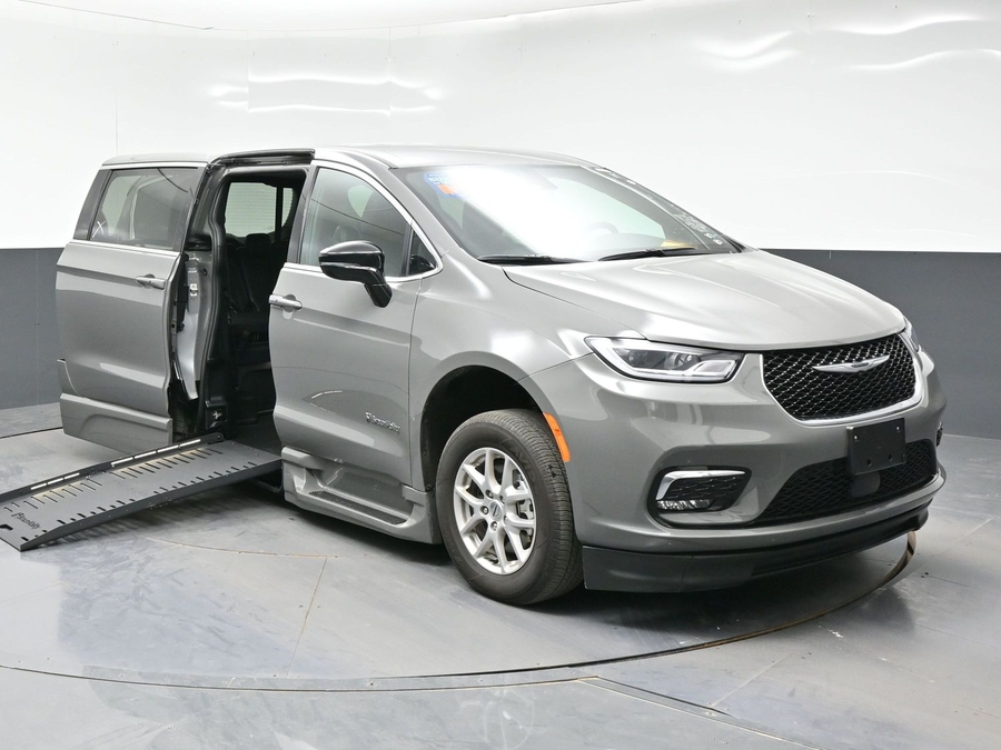 Used 2025 Chrysler Pacifica Select - BraunAbility Side Entry Entry Fold Out Automatic Ramp