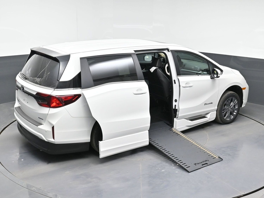 White Honda Odyssey image number 25