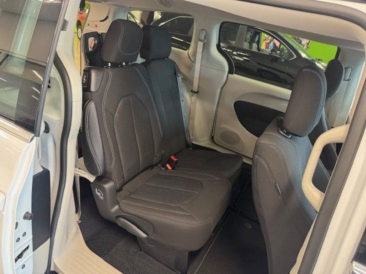 White Chrysler Voyager image number 23