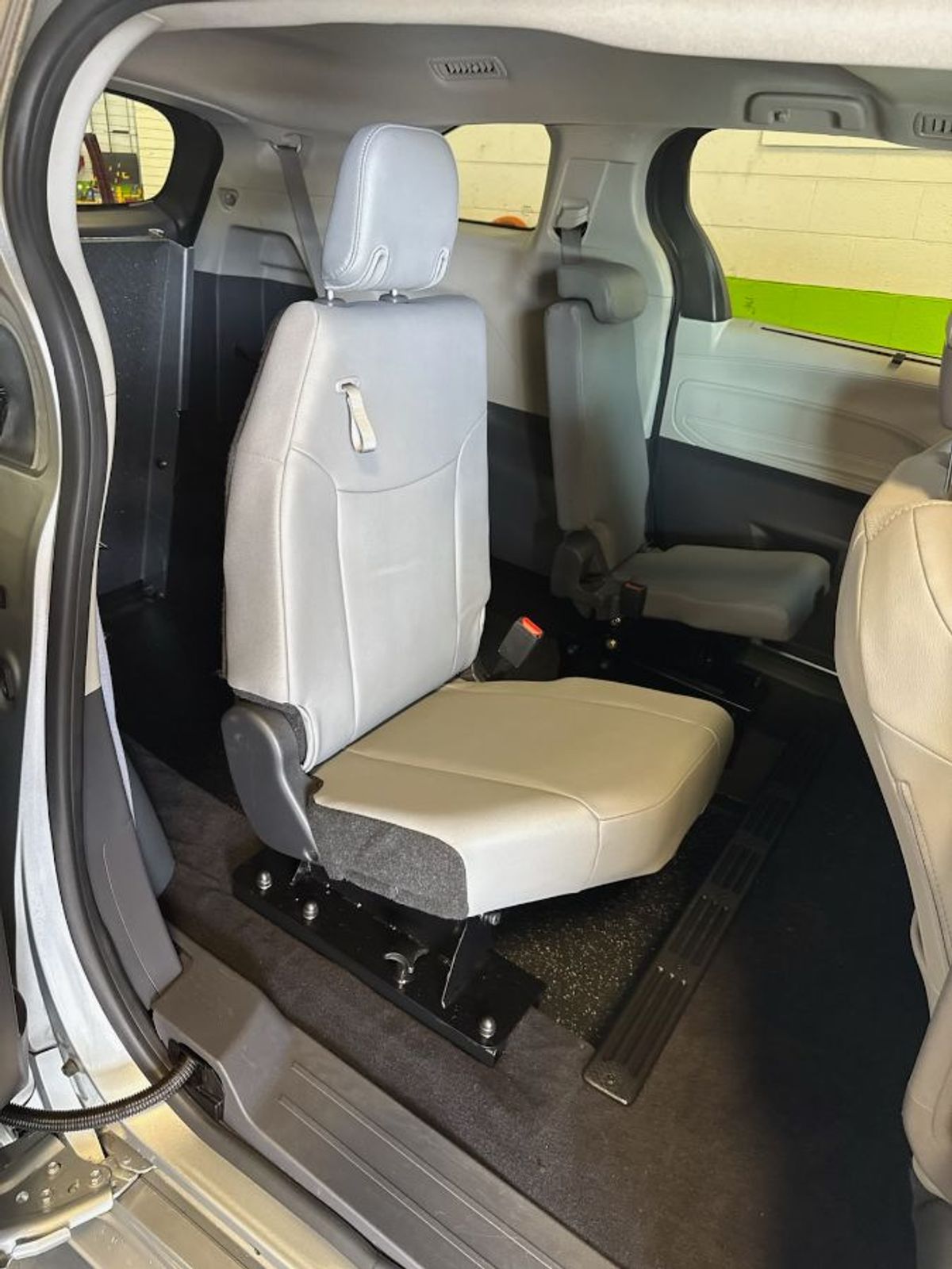 Silver Toyota Sienna image number 16