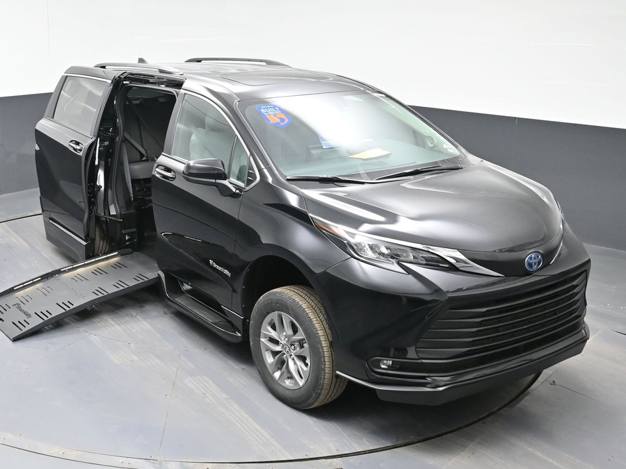 Black Toyota Sienna image number 22
