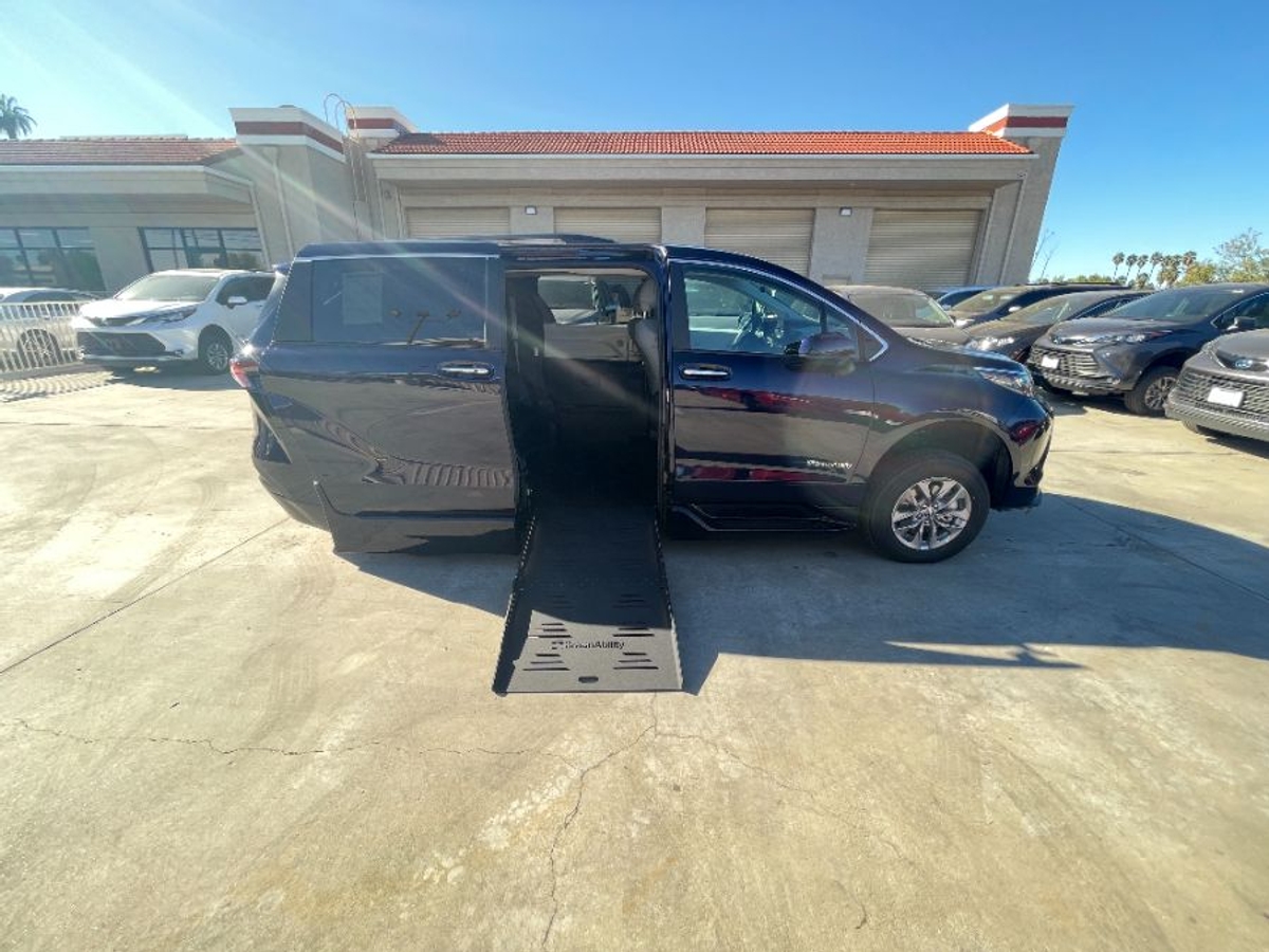 2025 TOYOTA SIENNA - Image 3