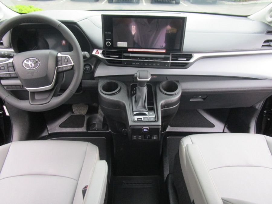 New 2025 Toyota Sienna Hybrid XLE Plus - BraunAbility Side Entry Entry In Floor Automatic Ramp