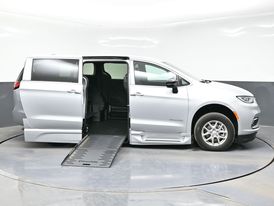 New 2026 Chrysler Pacifica Select Safety - BraunAbility Side Entry Fold Out Automatic Ramp