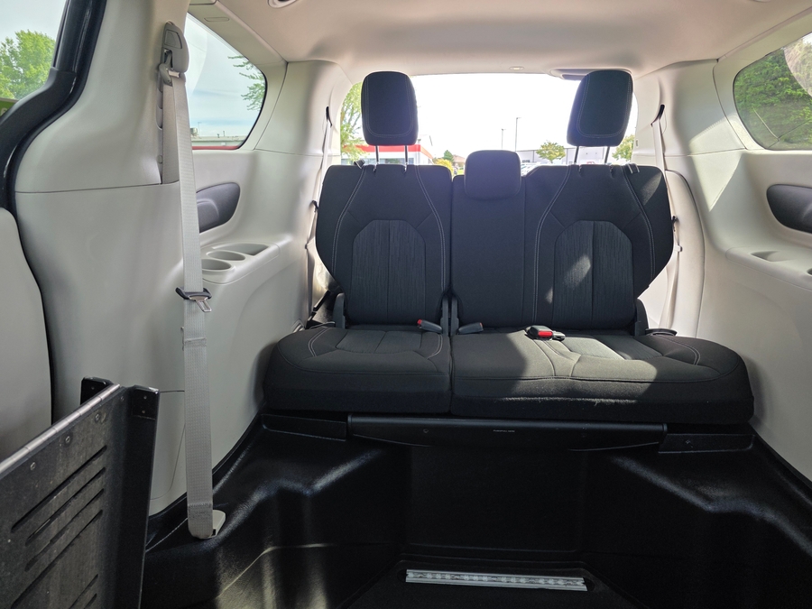 Black Chrysler Voyager image number 15