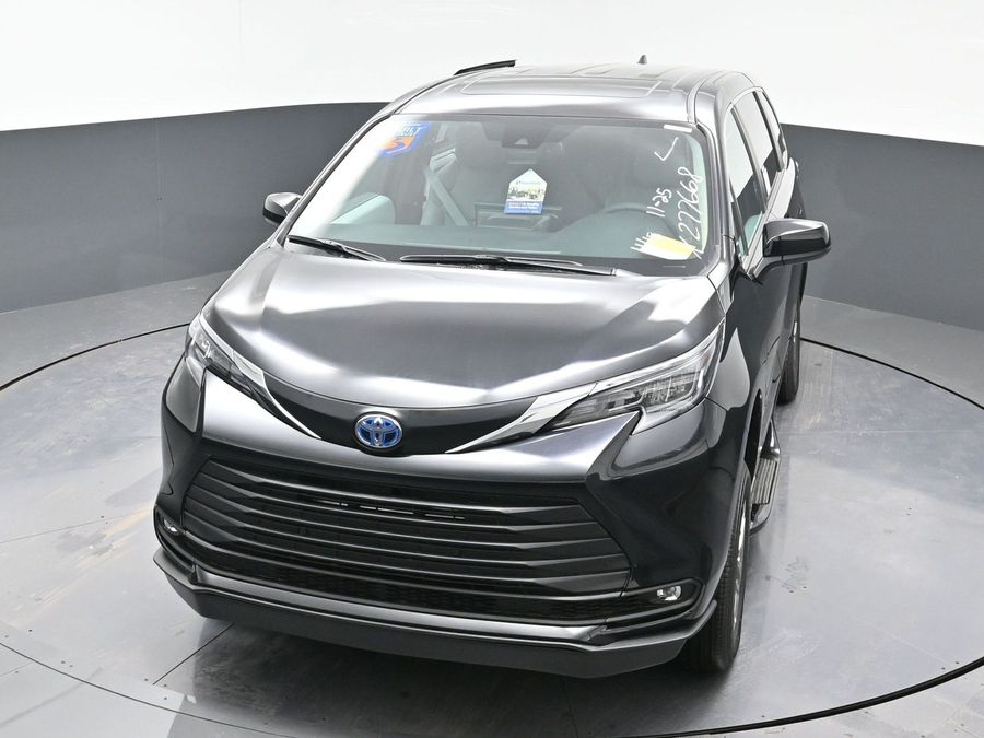 New 2025 Toyota Sienna Hybrid XLE Base - BraunAbility Side Entry Entry Fold Out Automatic Ramp