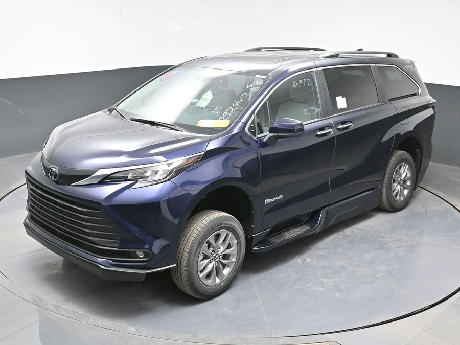 New 2026 Toyota Sienna Hybrid XLE Base - BraunAbility Side Entry Entry Fold Out Automatic Ramp